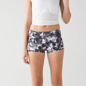 Lululemon Wunder 2” Mini Shorts Obscured Black Dusty Mauve Size 6